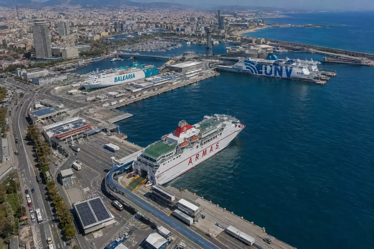 Vista aérea del puerto de ferry de Barcelona con ferris de pasajeros de Baleares