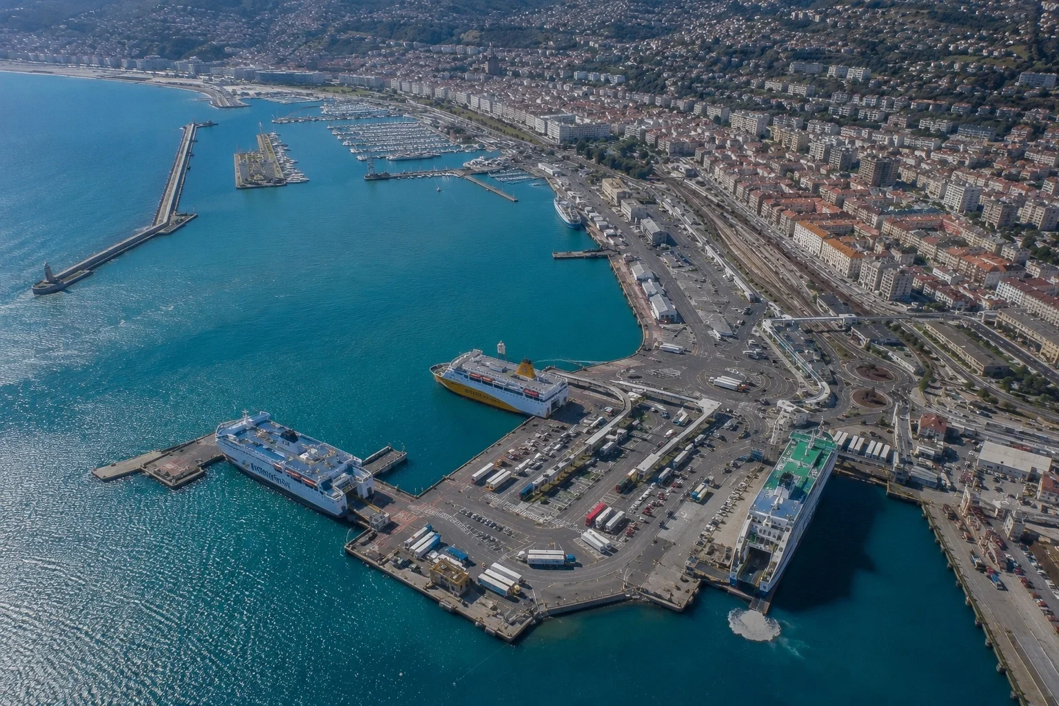 Ferry de pasajeros en la ruta Niza–Ajaccio