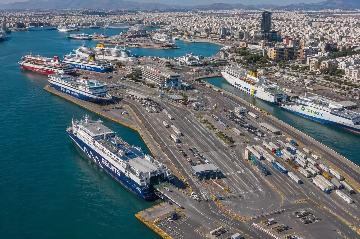 Vista aérea del puerto de ferry del Pireo, en Atenas