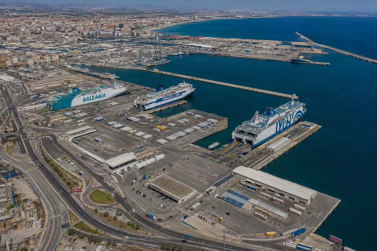 Vista aérea del puerto de ferry de Valencia con ferris de pasajeros de Baleares