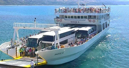 Ferry de pasajeros y vehículos en la ruta Vasiliki, Lefkada–Frikes, Ítaca