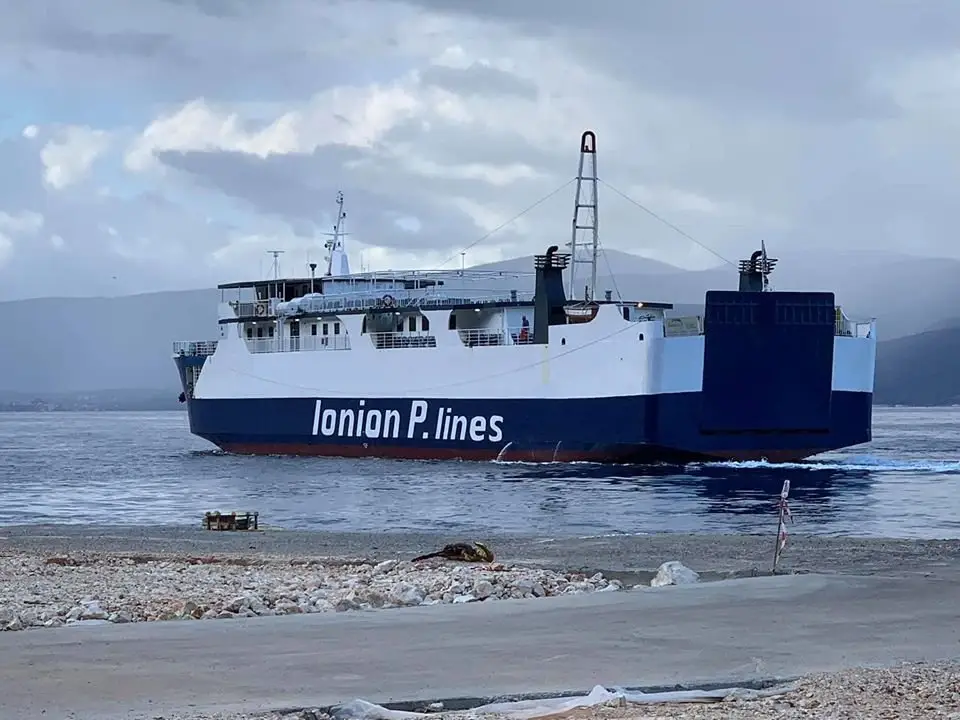 Ferry de pasajeros en la ruta Vasiliki, Lefkada–Frikes, Ithaca